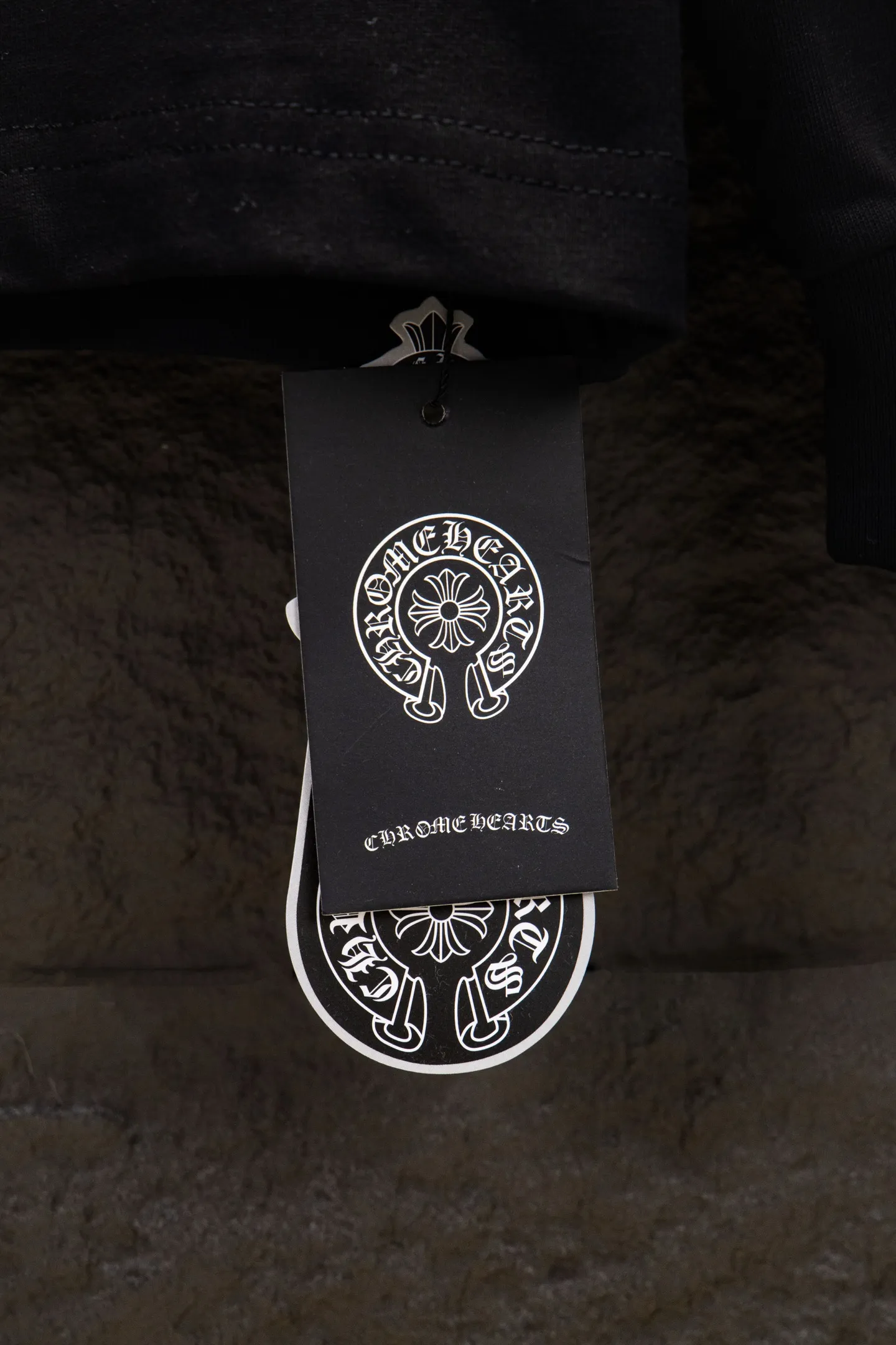 P230 🆕Chrome Hearts os version is really charming and Chrome Hearts is really a must-have. Each season's new version is made to the extreme. It is very practical and can be worn casually. Nice✔️ - ⚠️100% cotton. It is made of 21 double yarns, 300g weight fabric and imported knitted carded cotton. It has moderate thickness, drape and contour, and the upper body is comfortable! ! It is very tolerant to fat body types and can instantly lose five pounds after wearing it!  Specially ordered many Austrian hot diamonds, which have the bling bling effect of natural crystals under the light, with multi-faceted reflective points, and the production cost is extremely high. The laser molding includes a computer engraving machine and a laser machine, which are accurate in units of particles. Finally, it is hot and set at high temperature. After the hot ironing, the firmness needs to be tested repeatedly on the hot stamping. It can show colorful reflections under the light. The collar webbing extends to the shoulders for reinforcement, and the stitching at the joints. The hem and cuffs are all made with 0.2mm gauge double-thread turning. They are carefully produced at a high cost. The attitude of making goods with a magnifying glass restores the quality and effect of the product. The full set of customized accessories is only used to present every detail to customers. Film printing, 50,000 positioning, is very time-consuming. The body is treated with hot diamond elements, which greatly increases the interest of the clothing; unique visual effects. After special treatment, a unique effect is formed. An irregular hem is added to the version. This year's Kroxin is the main version. In the past two years, the oversize version has become the focus of the trend and has been a popular staple in the past two years. The change of designers has made this brand an instant hit. The progressive fashion of the times also needs the blood impact of fresh elements and trendy designs in order to continue its glory! It’s stylish both inside and outside, a must-have for high street travel! An absolute "eye-catching style" that can match couples 💏 Color: Black White Size: S M L XL